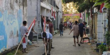 pacldiitawangsarikerjabaktisambuthutke81ri | LDII JAWA TIMUR Warga PAC LDII Tawangsari Sidoarjo bergotong royong membersihkan lingkungan dan memasang bendera Merah Putih serta umbul umbul pada Minggu 2 Agustus 2026 menyambut HUT ke 81 RI Foto LINES Sidoarjo