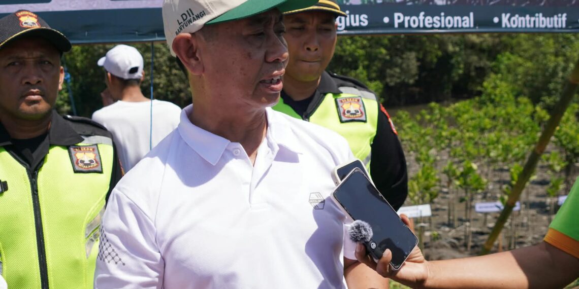 pemkab banyuwangi berita mangrove 1 | LDII JAWA TIMUR Asisten II Sekretariat Daerah Kabupaten Banyuwangi Bidang Perekonomian dan Pembangunan Suratno menilai kegiatan penanaman mangrove dan pelepasan tukik yang digelar LDII Jatim bersama Pemkab Banyuwangi bisa menjadi contoh bagi organisasi kemasyarakatan ormas lainnya Dok LINES Jatim