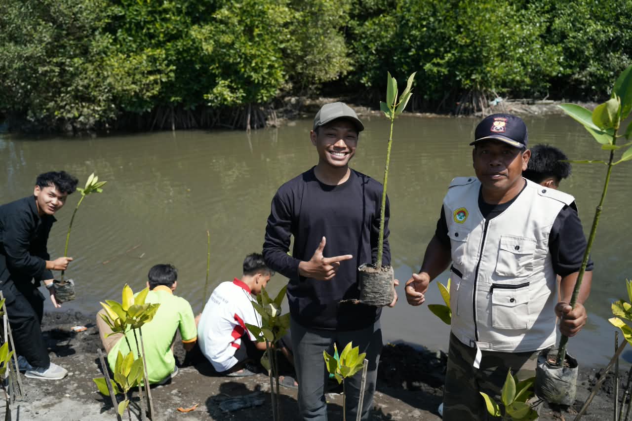 pemkab banyuwangi berita mangrove 4 | LDII JAWA TIMUR warga LDII menanam bibit pohon mangrove di sekitar pantai Cemara Banyuwangi Minggu 2392026 Dok LINES Jatim
