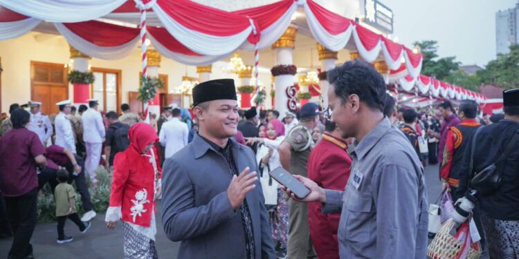 pemuda ldii jtm hadiri upacara hut 81 ri | LDII JAWA TIMUR Anggota Bagian Organisasi Keanggotaan dan Kaderisasi Pemuda LDII Jatim Dedy Dwi Prayitno mengatakan upacara menjadi bentuk penghormatan kepada para pahlawan Menurutnya makna kemerdekaan perlu diwujudkan melalui tindakan nyata dalam kehidupan sehari hari Dok LINES Jatim
