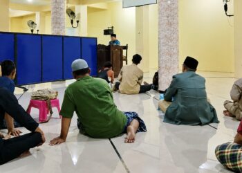 Warga PAC LDII Desa Wonokupang mengikuti pengajian tentang peningkatan daya juang generasi muda pada Senin 1082026 di Masjid Khoirul Huda Foto LINES Sidoarjo