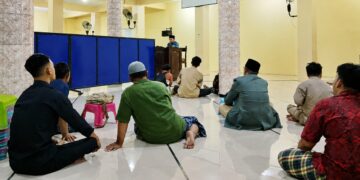 Warga PAC LDII Desa Wonokupang mengikuti pengajian tentang peningkatan daya juang generasi muda pada Senin 1082026 di Masjid Khoirul Huda Foto LINES Sidoarjo
