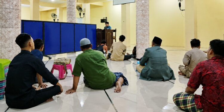 Warga PAC LDII Desa Wonokupang mengikuti pengajian tentang peningkatan daya juang generasi muda pada Senin 1082026 di Masjid Khoirul Huda Foto LINES Sidoarjo