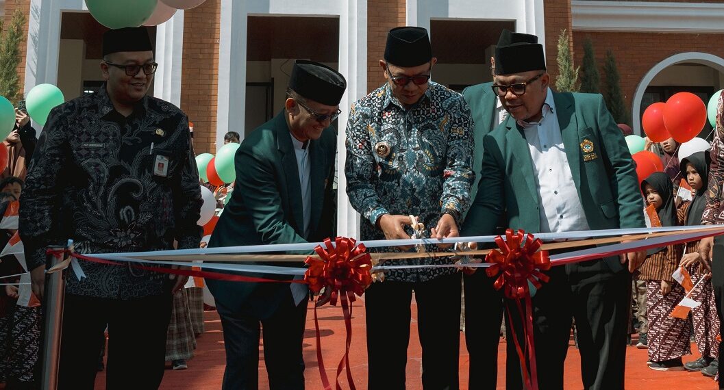 peresmiansditbinakarakterluhurkotabatu | LDII JAWA TIMUR Wali Kota Batu Nurochman didampingi Ketua Yayasan Bina Karakter Luhur dan Ketua DPD LDII Kota Batu meresmikan SDIT Bina Karakter Luhur di Kelurahan Sisir Kota Batu Kamis 3072026 Foto LINES Batu