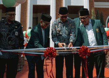 peresmiansditbinakarakterluhurkotabatu | LDII JAWA TIMUR Wali Kota Batu Nurochman didampingi Ketua Yayasan Bina Karakter Luhur dan Ketua DPD LDII Kota Batu meresmikan SDIT Bina Karakter Luhur di Kelurahan Sisir Kota Batu Kamis 3072026 Foto LINES Batu