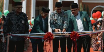 peresmiansditbinakarakterluhurkotabatu | LDII JAWA TIMUR Wali Kota Batu Nurochman didampingi Ketua Yayasan Bina Karakter Luhur dan Ketua DPD LDII Kota Batu meresmikan SDIT Bina Karakter Luhur di Kelurahan Sisir Kota Batu Kamis 3072026 Foto LINES Batu