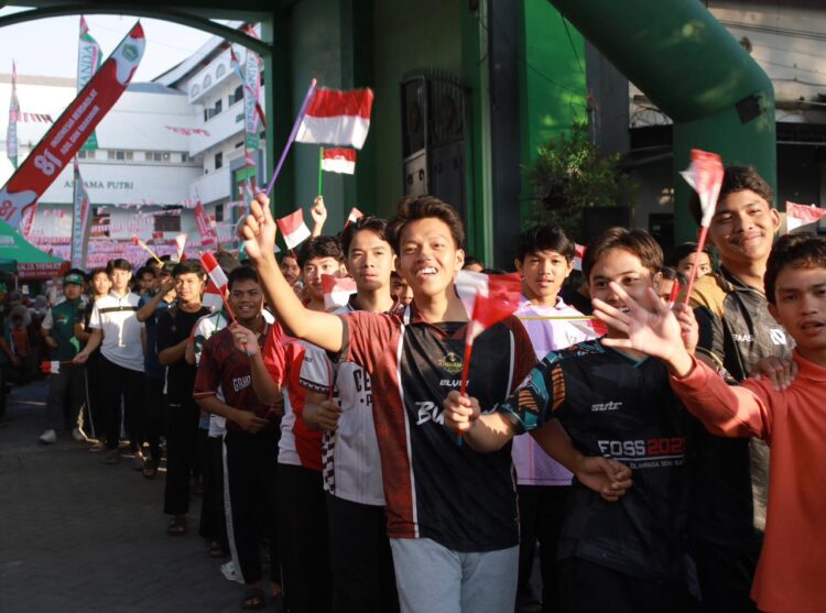 pesertaJasbekelPonpesAlUbaidahKertosonoantusiasmengikutijalansehat | LDII JAWA TIMUR Para peserta Jasbekel Ponpes Al Ubaidah Kertosono antusias mengikuti jalan sehat sambil membawa bendera Merah Putih dalam rangka memperingati HUT ke 81 Kemerdekaan Indonesia