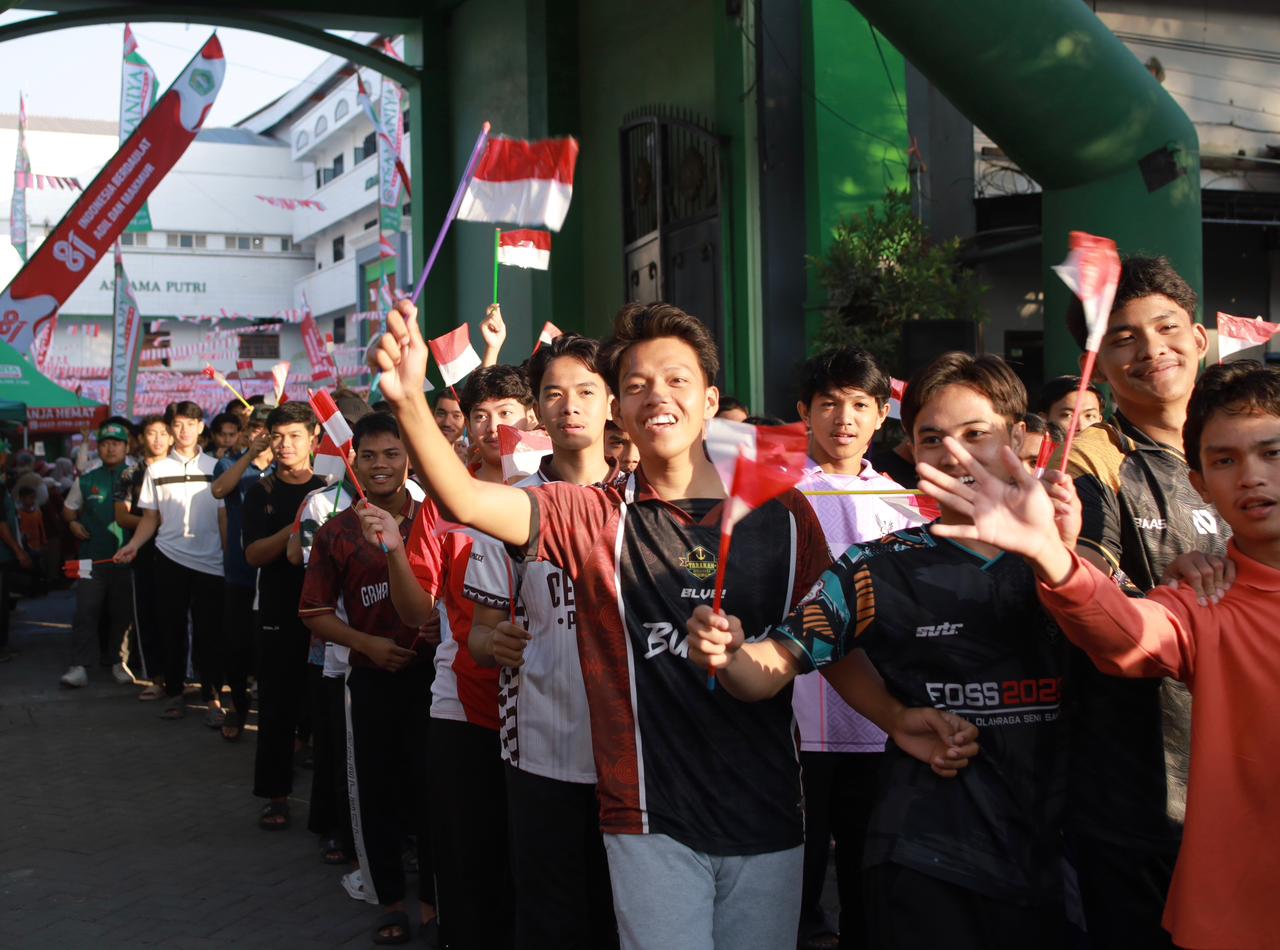 pesertaJasbekelPonpesAlUbaidahKertosonoantusiasmengikutijalansehat | LDII JAWA TIMUR Para peserta Jasbekel Ponpes Al Ubaidah Kertosono antusias mengikuti jalan sehat sambil membawa bendera Merah Putih dalam rangka memperingati HUT ke 81 Kemerdekaan Indonesia