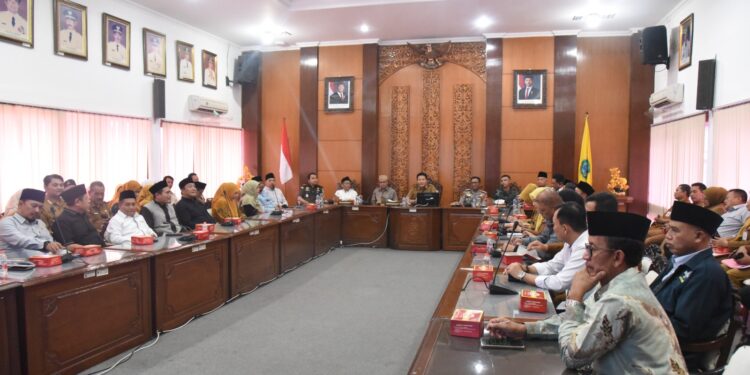 rapatperdamirasdisidoarjo | LDII JAWA TIMUR Rapat koordinasi lintas sektor Pemkab Sidoarjo bersama Forkopimda tokoh agama dan organisasi kemasyarakatan digelar Senin 27 Juli 2026 membahas penertiban miras ilegal dan persoalan sosial di Sidoarjo Foto sidoarjoterkini