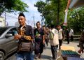 Relawan LDII membagikan air mineral kepada peserta Muktamar Ke-35 NU di sepanjang jalan menuju Pondok Pesantren Bahrul Ulum, Tambakberas, Jombang, Kamis (27/8/2026). Foto: LINES Jombang