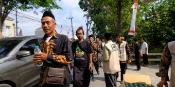 relawanldiibagikanairminumdimuktamarnu | LDII JAWA TIMUR Relawan LDII membagikan air mineral kepada peserta Muktamar Ke 35 NU di sepanjang jalan menuju Pondok Pesantren Bahrul Ulum Tambakberas Jombang Kamis 2782026 Foto LINES Jombang