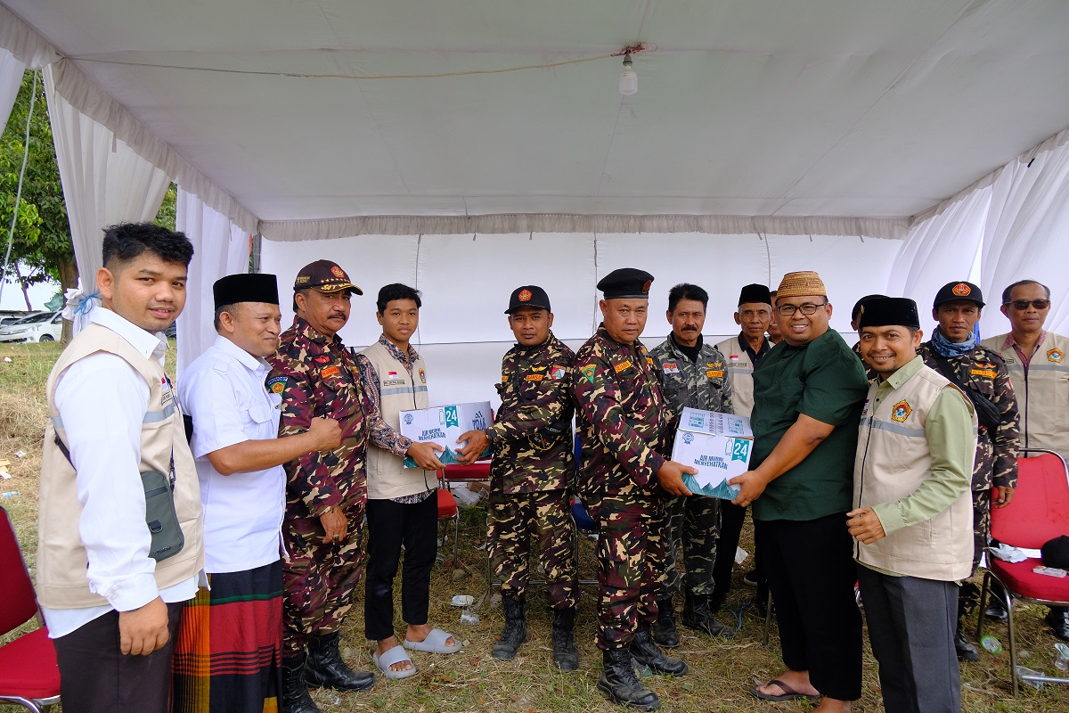 relawanldiibagikanairminumdimuktamarnuditambakberas | LDII JAWA TIMUR Ketua DPP LDII Dwi Pramono bersama para relawan menyerahkan air mineral untuk kebutuhan peserta Muktamar Ke 35 NU