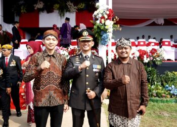 Ketua Pemuda LDII Kota Kediri Yuda Langgeng Asadullah (kiri), Kapolres Kediri Kota AKBP Kresno Wisnu Putranto (tengah), dan Sekretaris DPD LDII Kota Kediri Asyhari Eko Prayitno mengabadikan momen usai Upacara HUT ke-81 RI, Senin (17/8/2026). Foto: LINES Kediri