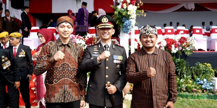 sekretarisdpdldiikotakediridanpemudaldiikediri | LDII JAWA TIMUR Ketua Pemuda LDII Kota Kediri Yuda Langgeng Asadullah kiri Kapolres Kediri Kota AKBP Kresno Wisnu Putranto tengah dan Sekretaris DPD LDII Kota Kediri Asyhari Eko Prayitno mengabadikan momen usai Upacara HUT ke 81 RI Senin 1782026 Foto LINES Kediri