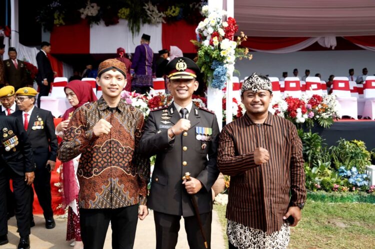 Ketua Pemuda LDII Kota Kediri Yuda Langgeng Asadullah kiri Kapolres Kediri Kota AKBP Kresno Wisnu Putranto tengah dan Sekretaris DPD LDII Kota Kediri Asyhari Eko Prayitno mengabadikan momen usai Upacara HUT ke 81 RI Senin 1782026 Foto LINES Kediri