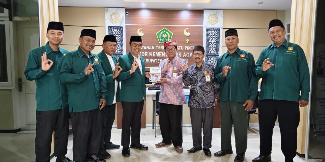 Pengurus DPD LDII Banyuwangi bersama jajaran Kemenag Banyuwangi usai audiensi membahas penguatan karakter dan pembinaan generasi muda Rabu 582026 Foto LINES Banyuwangi