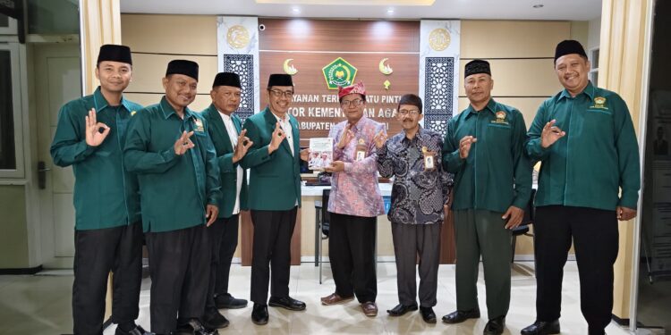 silaturahimldiibanyuwangikekemenag | LDII JAWA TIMUR Pengurus DPD LDII Banyuwangi bersama jajaran Kemenag Banyuwangi usai audiensi membahas penguatan karakter dan pembinaan generasi muda Rabu 582026 Foto LINES Banyuwangi