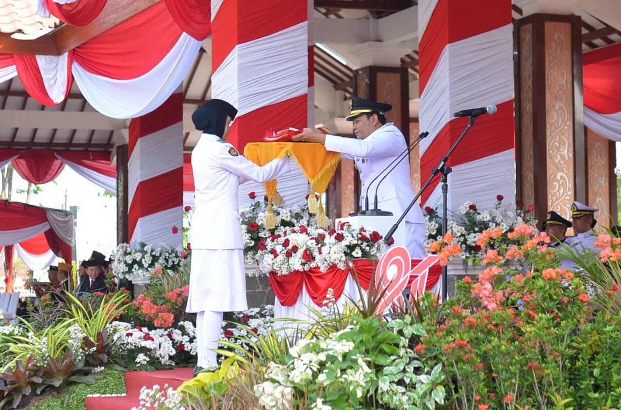 upacaraHUTKe81RIPemkabSidoarjo | LDII JAWA TIMUR Bupati Sidoarjo Subandi menyerahkan bendera Merah Putih kepada petugas upacara dalam peringatan HUT ke 81 RI di Pendopo Alun Alun Sidoarjo