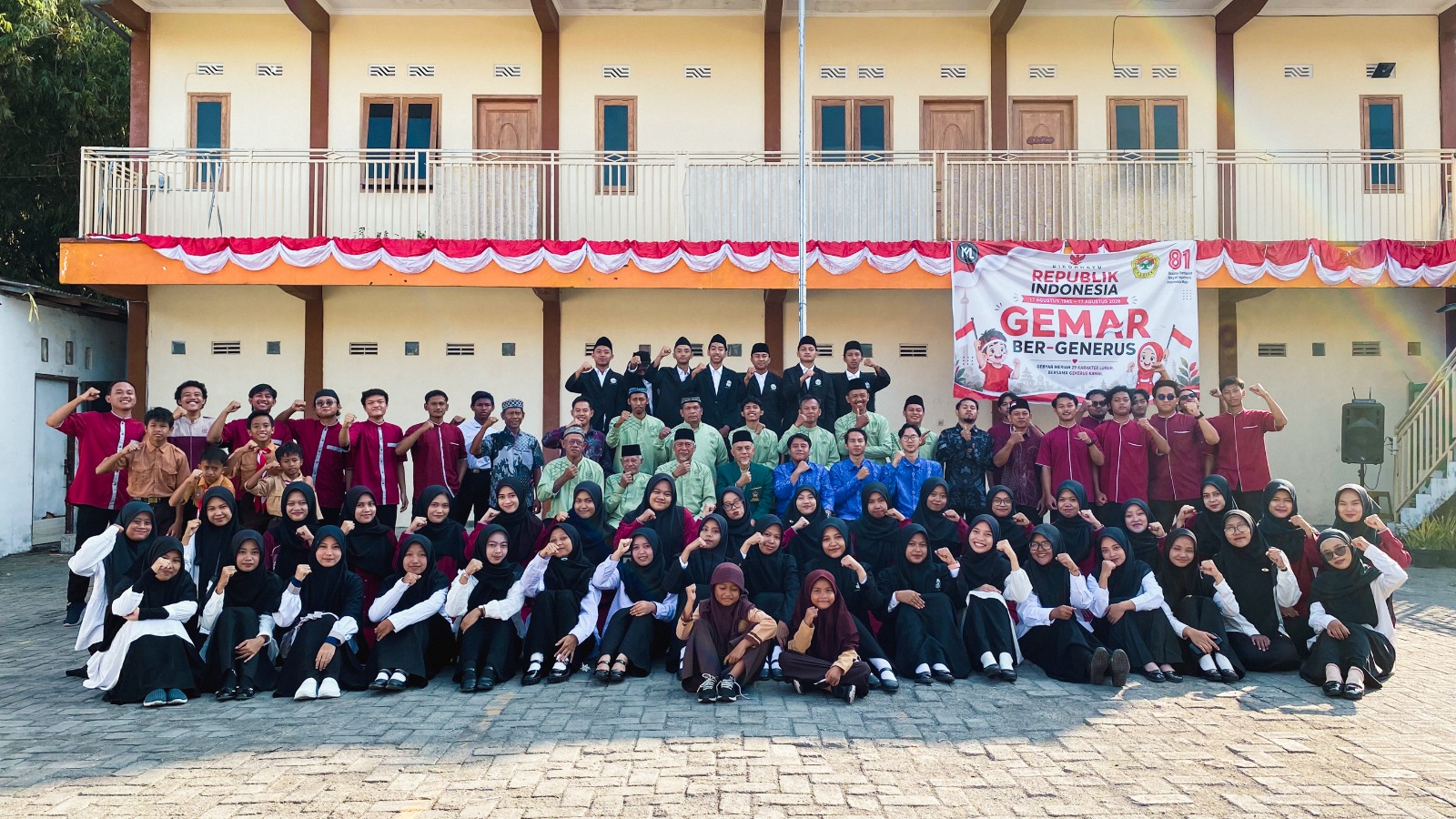 upacara hut81ri p3m kamal 1 | LDII JAWA TIMUR Foto bersama pimpinan pondok pesantren pengurus dewan guru dan para santri usai pelaksanaan upacara Dok LINES