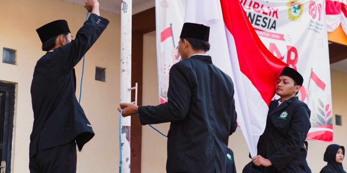Pondok Pesantren Pelajar dan Mahasiswa PPPM Royan Al Manshurien Kamal Bangkalan menggelar upacara peringatan HUT ke 81 Kemerdekaan Republik Indonesia di Lapangan Ponpes Senin 1782026 pagi Dok LINES