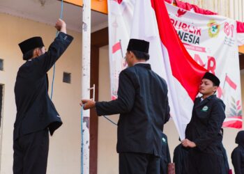 Pondok Pesantren Pelajar dan Mahasiswa PPPM Royan Al Manshurien Kamal Bangkalan menggelar upacara peringatan HUT ke 81 Kemerdekaan Republik Indonesia di Lapangan Ponpes Senin 1782026 pagi Dok LINES