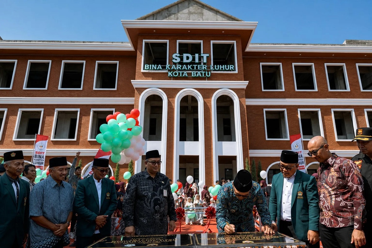 walikotabaturesmikansditbinakarakterluhur | LDII JAWA TIMUR Wali Kota Batu Nurochman menandatangani prasasti peresmian SDIT Bina Karakter Luhur
