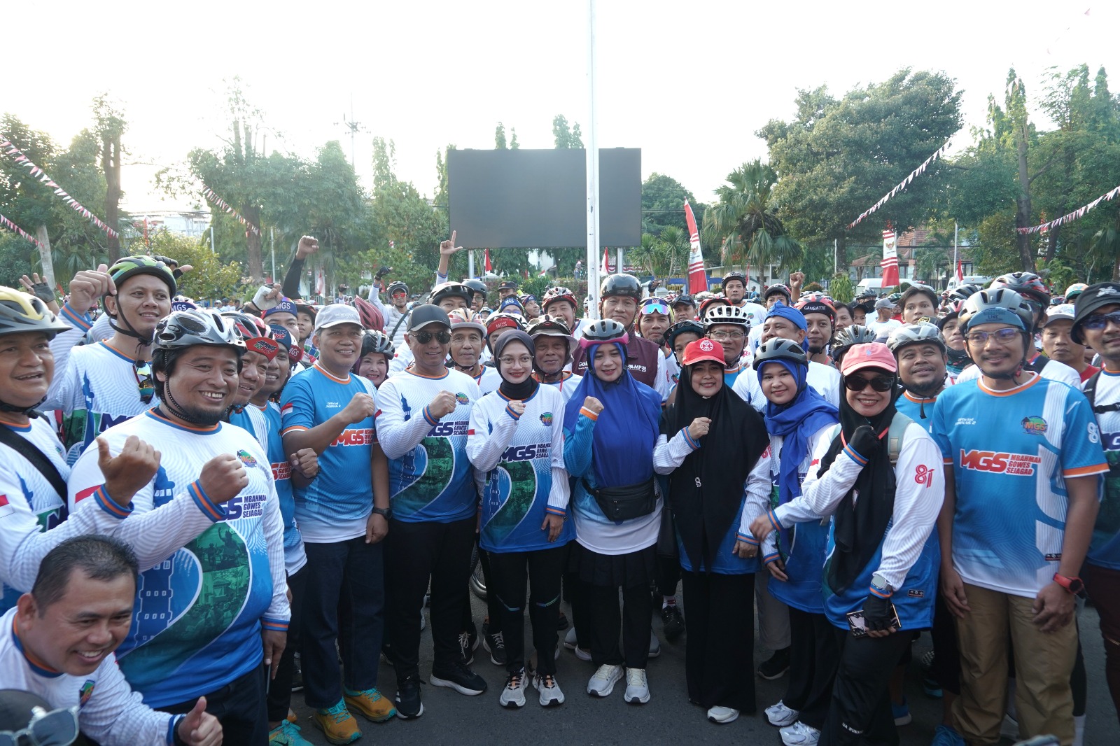walikotakedirivinandalepaspesertagowesjamnasgms | LDII JAWA TIMUR Wali Kota Kediri Vinanda Prameswati mengabadikan momen bersama peserta Jambore Nasional 2 Mbahman Gowes Sejagat