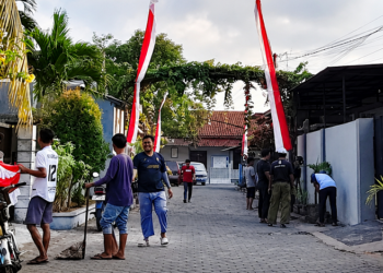 wargaldiibanyuwangisambuthutridengankerjabakti | LDII JAWA TIMUR Warga PC LDII Banyuwangi bergotong royong membersihkan lingkungan dan memasang bendera Merah Putih serta umbul umbul menyambut HUT ke 81 RI Minggu 28 Foto Lines Banyuwangi