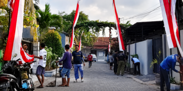 wargaldiibanyuwangisambuthutridengankerjabakti | LDII JAWA TIMUR Warga PC LDII Banyuwangi bergotong royong membersihkan lingkungan dan memasang bendera Merah Putih serta umbul umbul menyambut HUT ke 81 RI Minggu 28 Foto Lines Banyuwangi