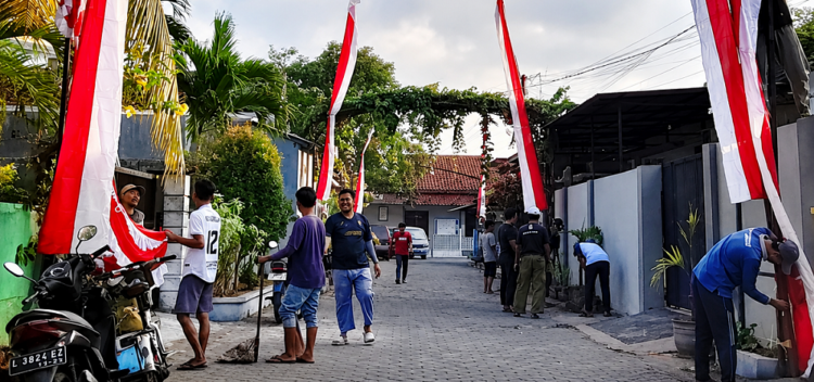 Warga PC LDII Banyuwangi bergotong royong membersihkan lingkungan dan memasang bendera Merah Putih serta umbul umbul menyambut HUT ke 81 RI Minggu 28 Foto Lines Banyuwangi