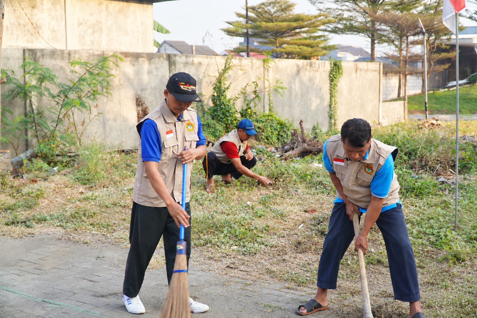 wargaldiibersihbersihlingkungan | LDII JAWA TIMUR Warga LDII bergotong royong menyapu mencabut rumput liar dan membersihkan area lingkungan Masjid