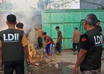 Warga PC LDII Mojoroto bersama guru dan santri Pondok Pesantren Nurul Hakim Al Fatah kerja bakti membersihkan lingkungan pesantren, Minggu (16/8/2026). Foto: LINES Kediri