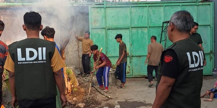 Warga PC LDII Mojoroto bersama guru dan santri Pondok Pesantren Nurul Hakim Al Fatah kerja bakti membersihkan lingkungan pesantren Minggu 1682026 Foto LINES Kediri