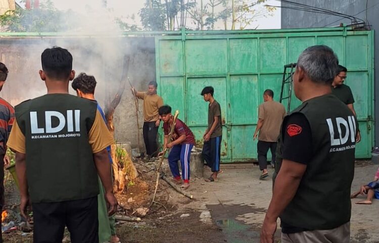 wargaldiimojorotokerjabaktihutke81ri | LDII JAWA TIMUR Warga PC LDII Mojoroto bersama guru dan santri Pondok Pesantren Nurul Hakim Al Fatah kerja bakti membersihkan lingkungan pesantren Minggu 1682026 Foto LINES Kediri