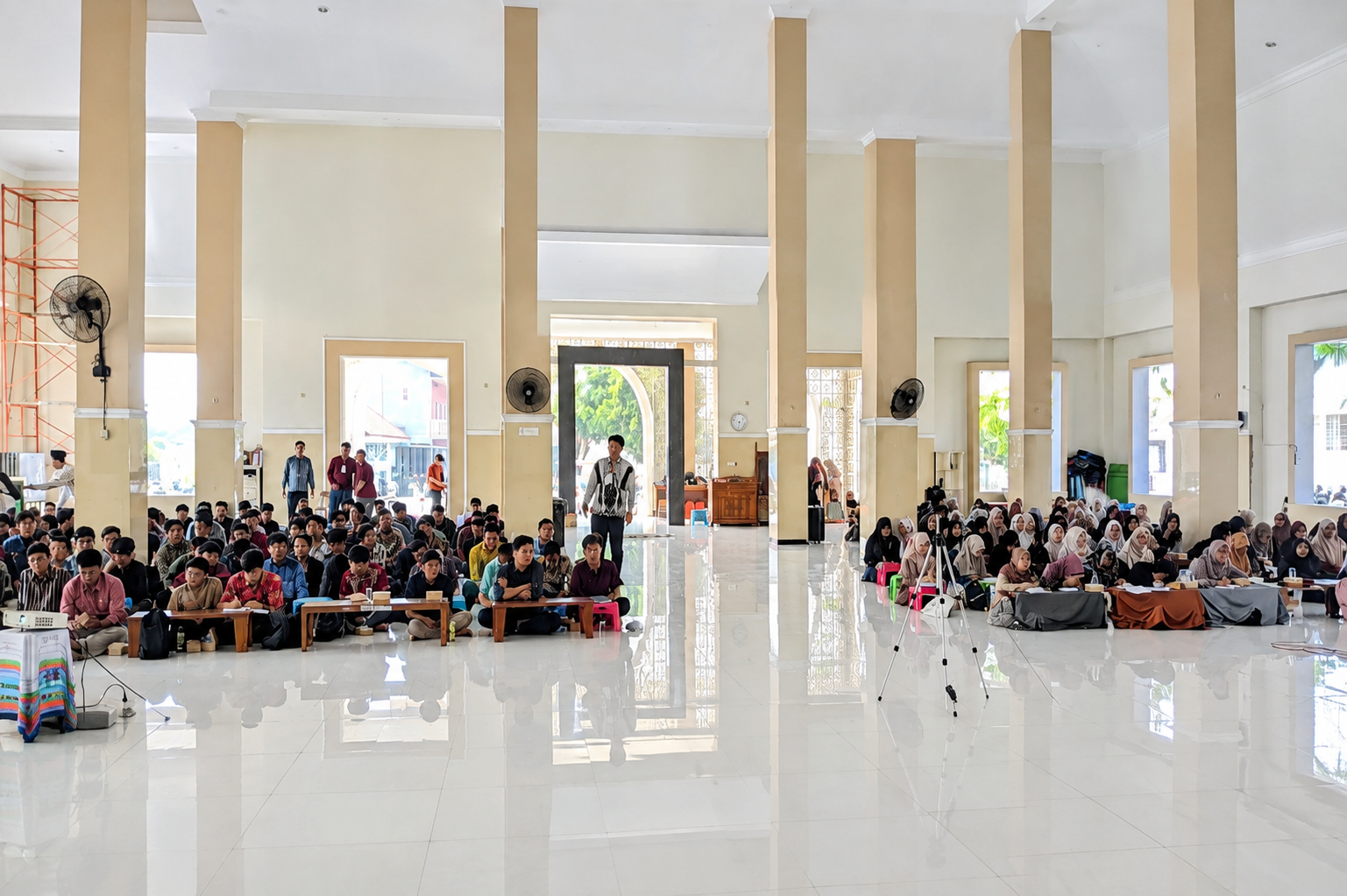 Remaja LDII mengikuti edukasi pertolongan pertama dalam workshop Golden Minutes di Sidoarjo