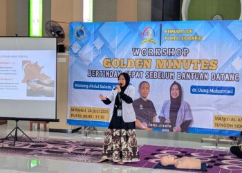 Dokter Uung Muharromi menyampaikan edukasi pertolongan pertama dalam workshop “Golden Minutes” di Sidoarjo, Minggu (26/7/2026). Foto: LINES Sidoarjo