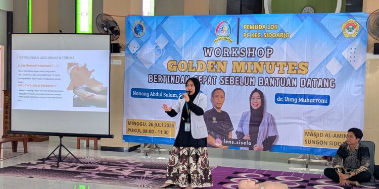 Dokter Uung Muharromi menyampaikan edukasi pertolongan pertama dalam workshop Golden Minutes di Sidoarjo Minggu 2672026 Foto LINES Sidoarjo