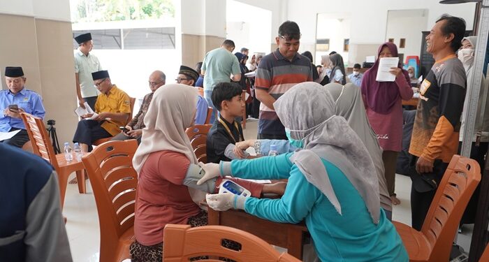 DPD LDII Kabupaten Kediri menggerakkan warga mengikuti program Cek Kesehatan Gratis CKG untuk mendorong pemeriksaan kesehatan sejak dini Kegiatan tersebut merupakan bagian dari Gerakan Serentak CKG yang diinisiasi DPW LDII Provinsi Jawa Timur Minggu 1392026 Foto LINES Kediri