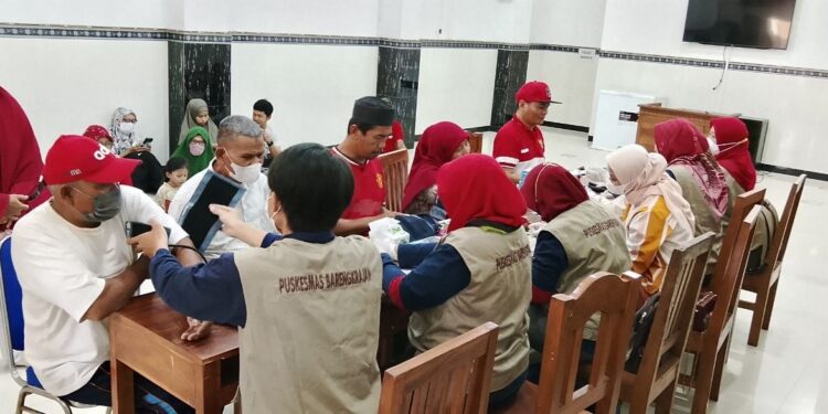 CKGLDIISIDOARJO | LDII JAWA TIMUR Petugas Puskesmas Barengkrajan melayani warga dalam pemeriksaan Cek Kesehatan Gratis CKG yang digelar LDII Sidoarjo di Ponpes Al Huda Minggu 1392026 Foto LINES Sidoarjo