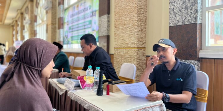 CekKesehatanGratisDPDLDIIKabupatenMalang | LDII JAWA TIMUR Seorang peserta mengikuti pemeriksaan kesehatan dalam kegiatan Cek Kesehatan Gratis CKG yang digelar DPD LDII Kabupaten Malang Minggu 1392026 Foto LINES Malang