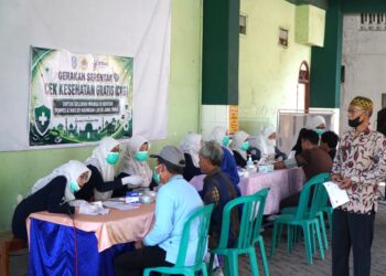 PC LDII Mojoroto menggelar cek kesehatan gratis bagi 200 warga dan santri untuk mendukung deteksi dini penyakit dan pola hidup sehat, Minggu (13/9/2026). Foto: LINES Kediri