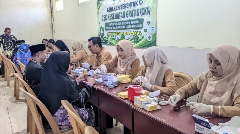 CekKesehatanGratisLDIILamongan | LDII JAWA TIMUR Warga mengikuti pemeriksaan kesehatan dalam kegiatan Cek Kesehatan Gratis CKG yang digelar DPD LDII Lamongan bersama Dinas Kesehatan di Kabupaten Lamongan Minggu 1392026 Foto LINES Lamongan