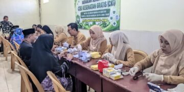 CekKesehatanGratisLDIILamongan | LDII JAWA TIMUR Warga mengikuti pemeriksaan kesehatan dalam kegiatan Cek Kesehatan Gratis CKG yang digelar DPD LDII Lamongan bersama Dinas Kesehatan di Kabupaten Lamongan Minggu 1392026 Foto LINES Lamongan