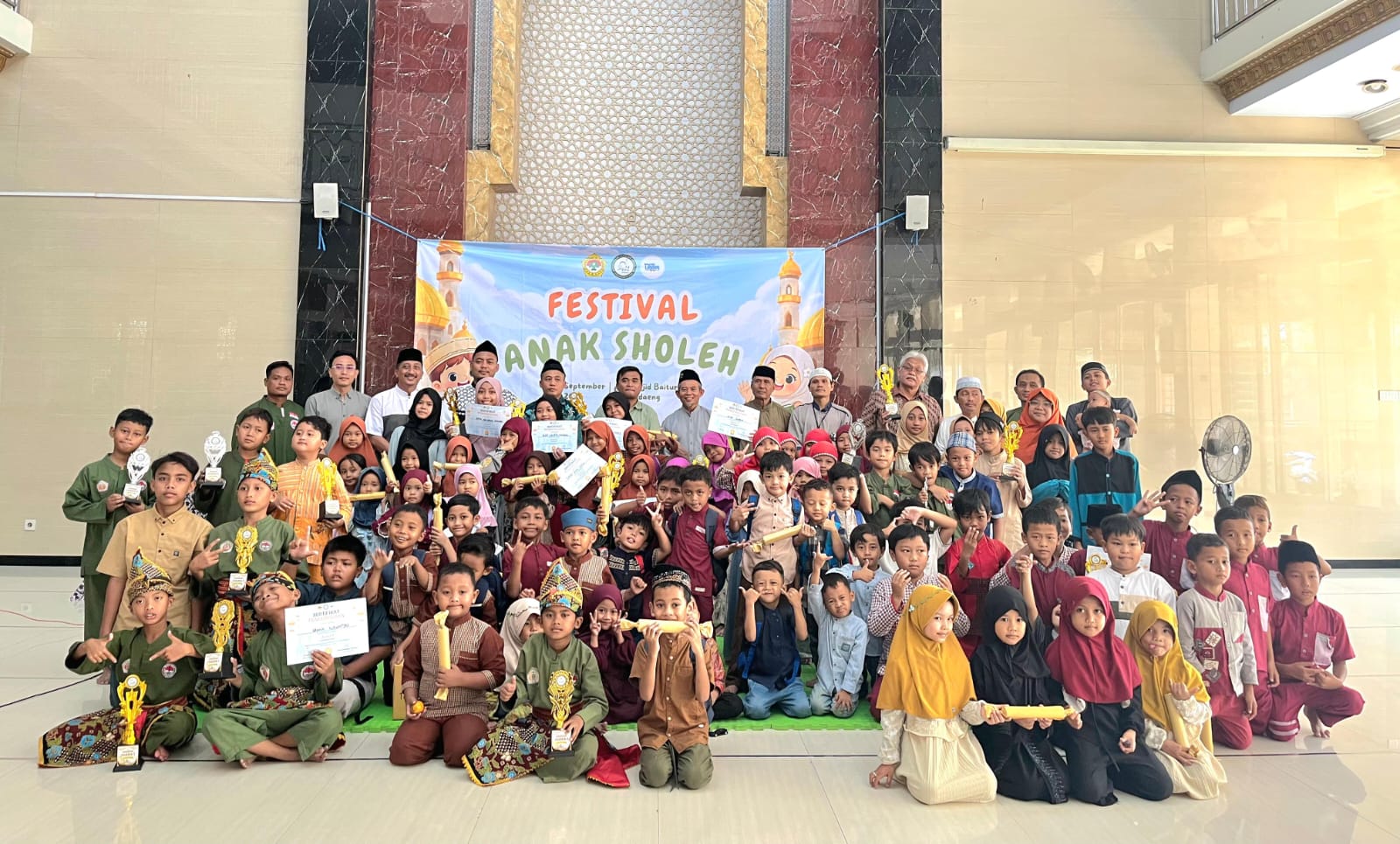 Peserta dan panitia Festival Anak Sholeh FAS PAC LDII Desa Medaeng mengabadikan momen usai kegiatan di Masjid Baiturrohim