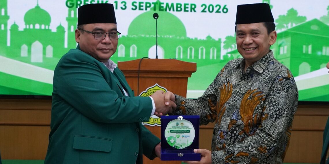 Kepala Dinkes Jatim Prof Erwin Astha Triyono kanan menerima cendera mata usai membuka Gerakan Serentak Cek Kesehatan Gratis CKG LDII Jatim Minggu 1392026 Foto LINES Jatim