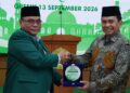 KepalaDinasKesehatanJatimErwinAsthaTriyonoLDIIJawaTimur | LDII JAWA TIMUR Kepala Dinkes Jatim Prof Erwin Astha Triyono kanan menerima cendera mata usai membuka Gerakan Serentak Cek Kesehatan Gratis CKG LDII Jatim Minggu 1392026 Foto LINES Jatim