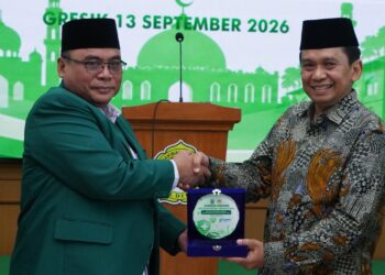 Kepala Dinkes Jatim Prof. Erwin Astha Triyono (kanan) menerima cendera mata usai membuka Gerakan Serentak Cek Kesehatan Gratis (CKG) LDII Jatim, Minggu (13/9/2026). Foto: LINES Jatim