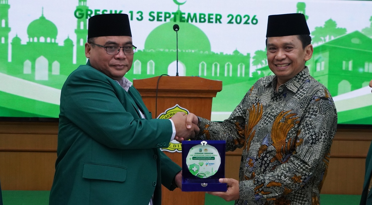 KepalaDinasKesehatanJatimErwinAsthaTriyonoLDIIJawaTimur | LDII JAWA TIMUR Kepala Dinkes Jatim Prof Erwin Astha Triyono kanan menerima cendera mata usai membuka Gerakan Serentak Cek Kesehatan Gratis CKG LDII Jatim Minggu 1392026 Foto LINES Jatim