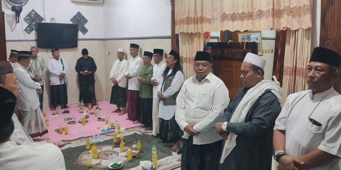 KetuaLDIIBebekanHadiriPengajianKelurahan | LDII JAWA TIMUR Ketua Pimpinan Anak Cabang PAC LDII Bebekan Sepanjang H Choirul Nur Hadi menghadiri Pengajian Kelurahan Bebekan Kecamatan Taman Kabupaten Sidoarjo Jawa Timur Minggu 692026 Foto LINES Sidoarjo