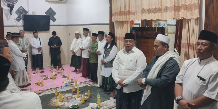 KetuaLDIIBebekanHadiriPengajianKelurahan | LDII JAWA TIMUR Ketua Pimpinan Anak Cabang PAC LDII Bebekan Sepanjang H Choirul Nur Hadi menghadiri Pengajian Kelurahan Bebekan Kecamatan Taman Kabupaten Sidoarjo Jawa Timur Minggu 692026 Foto LINES Sidoarjo